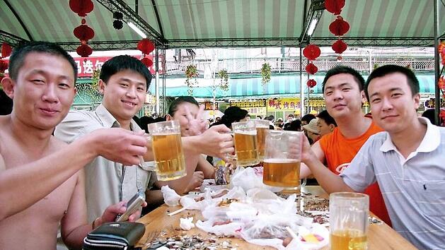 Ein Coburger Prosit auf dem Bierfestival in Qingdao? Vielleicht klappt es damit 2019. Foto: S&ouml;ren UrbanskyIdpa