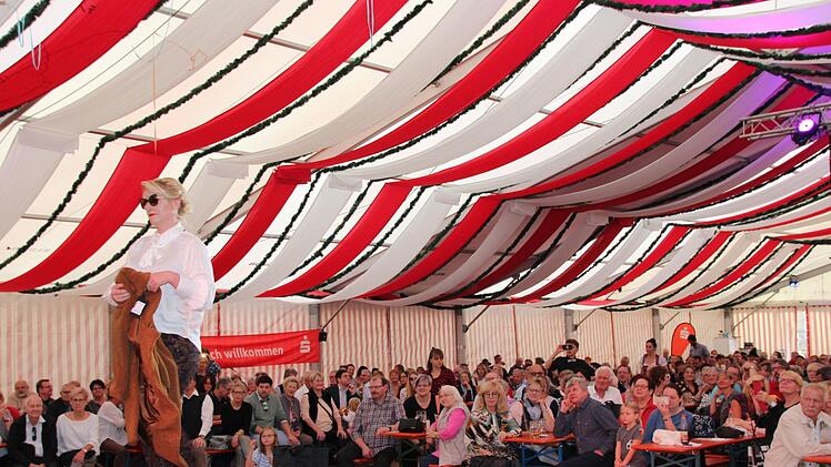 Impressionen von der Modenschau im Festzelt auf dem Coburger Schlossplatz Oliver Schmidt