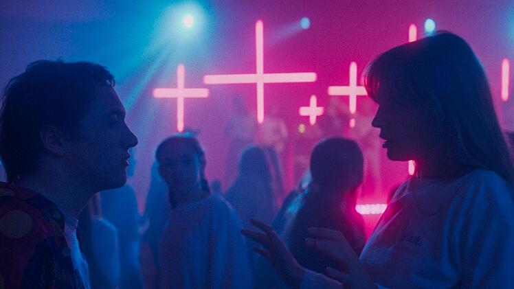 Als Hannah (Flora Li Thiemann) auf Max (Michelangelo Fortuzzi) trifft, fängt sie an, den Glauben zu hinterfragen.