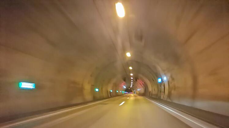 A70: Autobahntunnel "Schwarzer Berg" bei Eltmann zwischen Schweinfurt und Bamberg