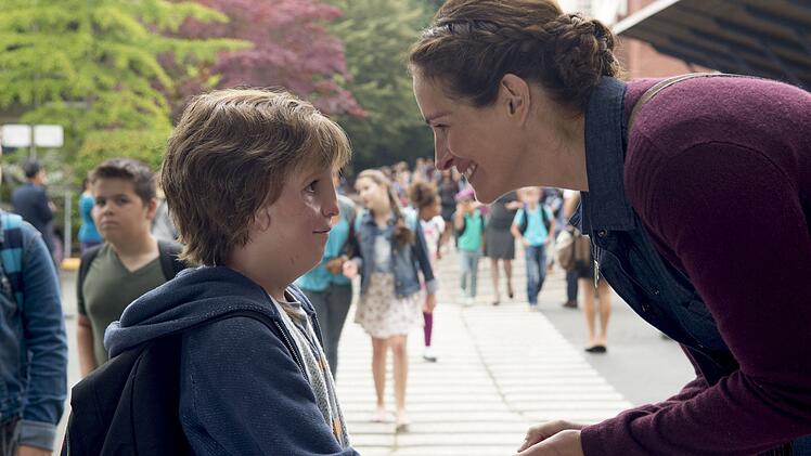 Auggie (Jacob Tremblay) ist im Gesicht von Geburt an entstellt. Seine Mutter (Julia Roberts) versucht ihn mit allen Mitteln zu unterst&uuml;tzen.