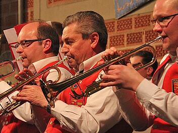 Seit 60 Jahren musiziert Rudi Krismanski (Mitte). Dafür gab es die BDMV-Ehrennadel in Gold. Fotos: Gerd Schaar