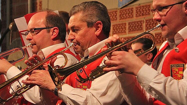 Seit 60 Jahren musiziert Rudi Krismanski (Mitte). Dafür gab es die BDMV-Ehrennadel in Gold. Fotos: Gerd Schaar