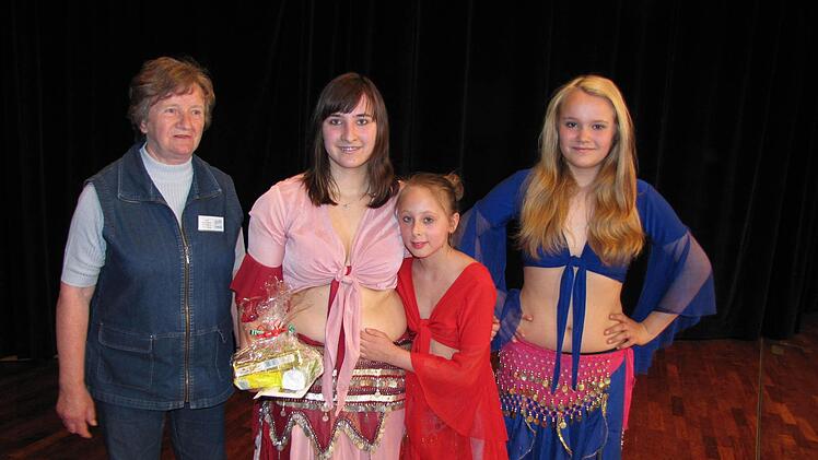 Heide Braunschmidt vom Seniorenbeirat dankt der Bauchtanzgruppe Pfarrweisach für die gelungene Darbietung.