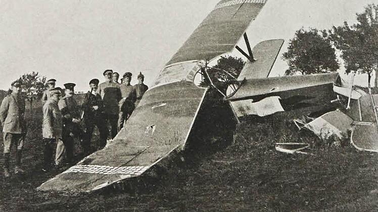 Eines von vielen Fotos, das der Forchheimer Ludwig Steger aus dem Ersten Weltkrieg mitgebracht hat: Inspektion eines abgeschossenen Flugzeuges. Foto: Repro: Barbara Herbst