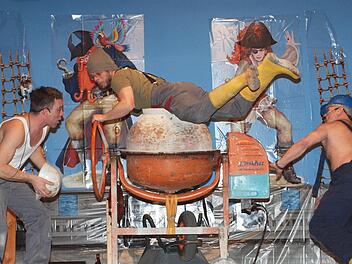 Beim lustigen Sketch der Maapiraten dreht sich einer der Bauarbeiter plötzlich auf dem Mischer wie auf einem Karussell. Fotos: Alfred Thieret