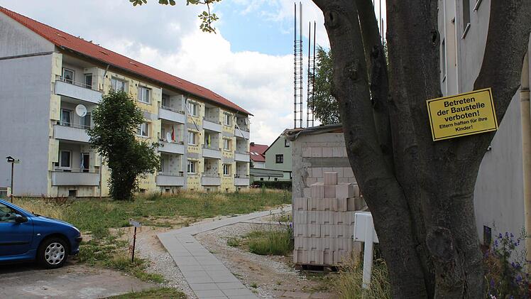 Die Mieter der Wohnblocks in der Höchstadter St.-Georg-Straße leben seit bald zwei Jahren auf einer Baustelle. Foto: Andreas Dorsch