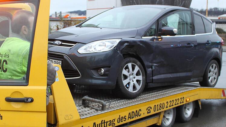 Der Ford C-Max ist an der Seite erheblich beschädigt ... Foto: Stephan Tiroch