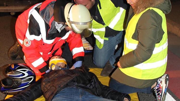 Eine der ersten Maßnahmen: Der Helm muss bei Bewusstlosen vom Kopf.