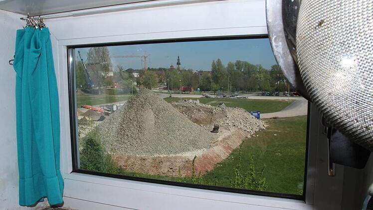Das aufbereitete Material lagert jetzt vor dem Küchenfenster von Sabine Meßmann. Foto: Andreas Dorsch