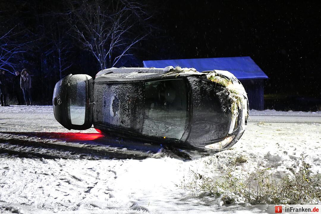 Seitliche Schlitterpartie auf schneebedeckter Fahrbahn – Rettungsdienst als Ersthelfer vor Ort