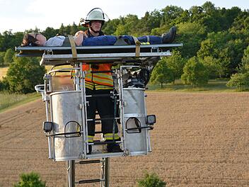 Die Feuerwehrleute aus Brünn und Münnerstadt probten einen Rettungseinsatz in der Jörgenmühle. Foto: Björn Hein