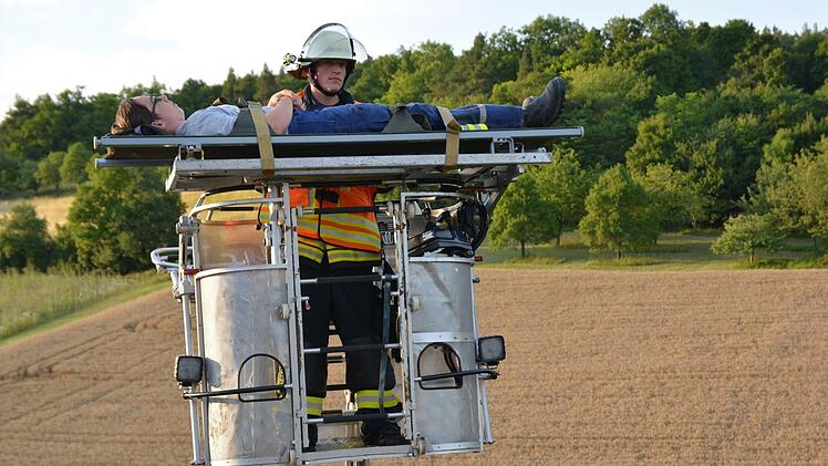 Die Feuerwehrleute aus Brünn und Münnerstadt probten einen Rettungseinsatz in der Jörgenmühle. Foto: Björn Hein