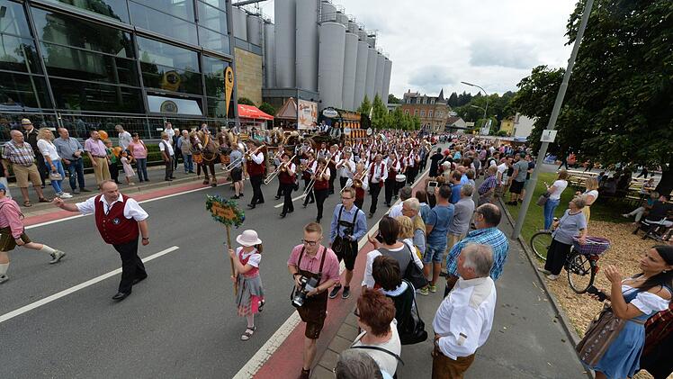 Am Sudhaus vorbei bog der Festzug zum Stadel ab.