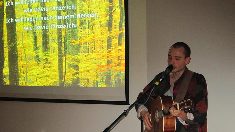Christian Leitschuh (Foto) sang ihm Raum der Freien Christengemeinde Lobpreisungen mit biblischen Texten zur Gitarre. Foto: Winfried Ehling