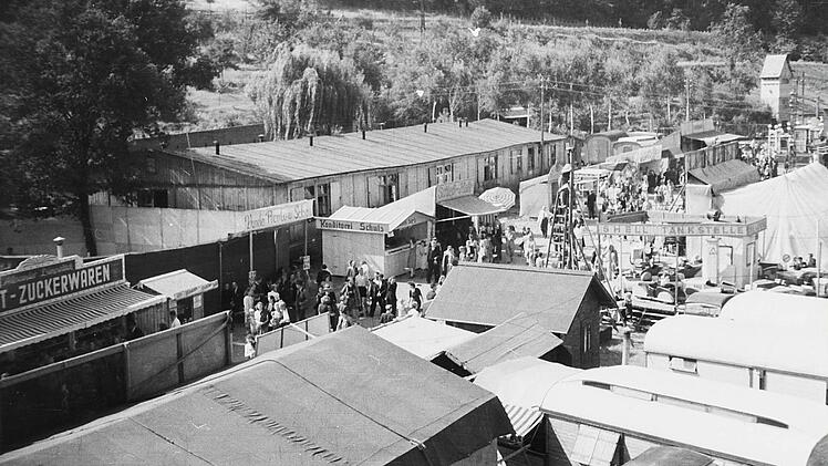 1953 stand noch eine Unterkunft für die Flüchtlinge neben den Fahrgeschäften. Foto: Stadtarchiv Kronach