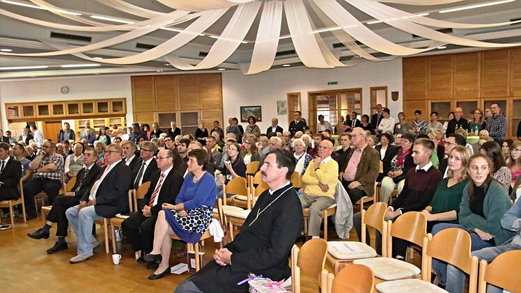 Beim Empfang im Marktsaal wurde das Wirken des Pfarrerehepaars Körner gewürdigt. Vorne von rechts: Dekan Jürgen Blechschmidt, Maria und Hans Körner, Bürgermeister Willi Sendelbeck und stellv. Landrat Oskar Ebert.