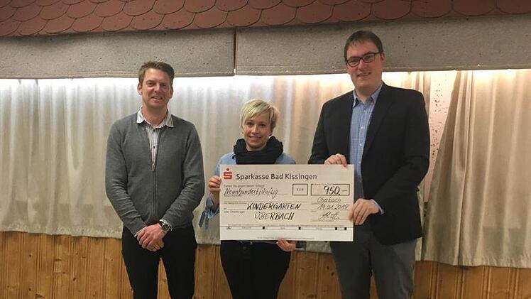 Einen Spendenscheck in Höhe von 950 Euro übergab die Blaskapelle   Oberbach an den Kindergarten (von links): Stephan Kirchner,  Kindergartenleiterin Bianca Schmitt und Andreas Fuß. Foto: Evelyn Schneider