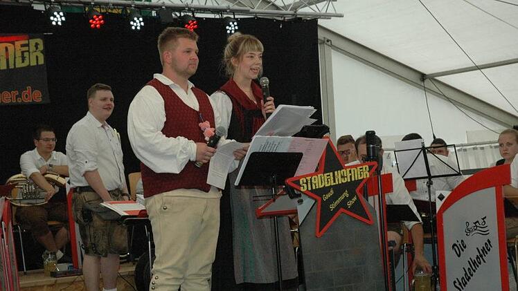 Victor Rauch und Gwendolin Renner sorgten für die Moderation.Edwin Meißinger