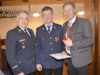 Josef Engelhardt (Mitte) wurde das staatliche Ehrenzeichen für 40-jährige Dienstzeit verliehen. Mit im Bild Kreisbrandrat Joachim Ranzenberger (links) und Landrat Klaus Löffler.  Fotos: K- H. Hofmann