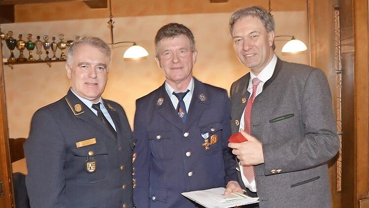 Josef Engelhardt (Mitte) wurde das staatliche Ehrenzeichen für 40-jährige Dienstzeit verliehen. Mit im Bild Kreisbrandrat Joachim Ranzenberger (links) und Landrat Klaus Löffler.  Fotos: K- H. Hofmann