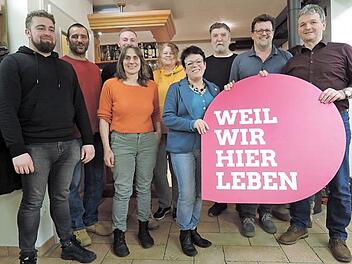 Die Biobauern vom Heidschnuckenhof und Alfred Schaller (2. v. l.) sowie Solawi-Koordinatorin Karin Depner (3. v. l.) stellten den Gr&uuml;nen und rund 30 B&uuml;rgern das Projekt vor. Foto: privat
