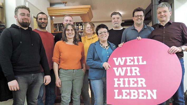 Die Biobauern vom Heidschnuckenhof und Alfred Schaller (2. v. l.) sowie Solawi-Koordinatorin Karin Depner (3. v. l.) stellten den Gr&uuml;nen und rund 30 B&uuml;rgern das Projekt vor. Foto: privat