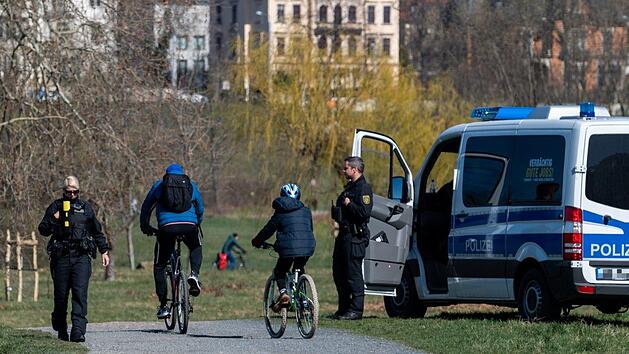 Die Polizei Polizei versucht mit Patrouillen die Menschen auf die Einhaltung der von der Staatsregierung verordneten Abstandsregelungen zur Unterbrechung der Infektionskette von Covid-19 aufmerksam zu machen. Symbolfoto: Robert Michael/dpa