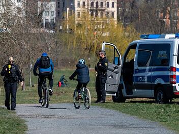 Die Polizei Polizei versucht mit Patrouillen die Menschen auf die Einhaltung der von der Staatsregierung verordneten Abstandsregelungen zur Unterbrechung der Infektionskette von Covid-19 aufmerksam zu machen. Symbolfoto: Robert Michael/dpa