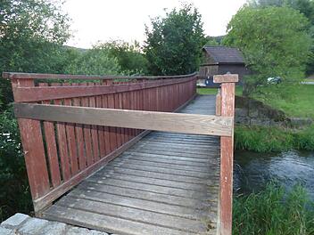 Die Fußgängerbrücke über die Leinleiter ist marode und soll  erneuert werden. Foto: Thomas Weichert