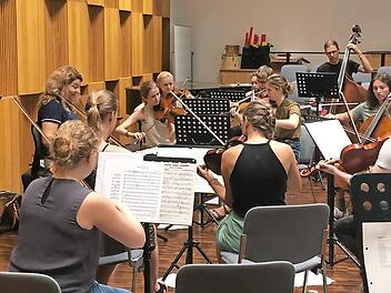 Das neue Festival-Orchester bei den Proben