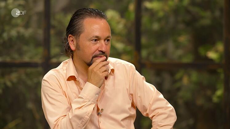 "Die Farben sind noch richtig frisch", schwärmte Wolfgang Pauritsch. Er fragte Nick, ob es sich um echten Jeans-Stoff handele, was dieser bestätigte. "Das ist spannend", dachte der Händler laut. Sein Startgebot lag bereits über dem maximalen Schätzpreis: 100 Euro!