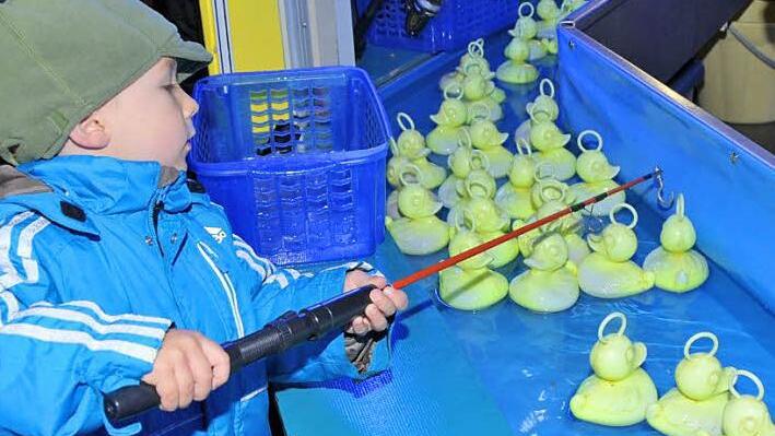 Der dreijährige Emanuel versucht sein Anglerglück.  Fotos: Roland Meister (3), Richard Sänger (1)