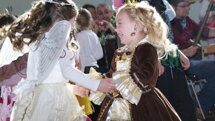 Der Engel schwebt und die Prinzessin zeigt ihr schönstes Lächeln - einen Riesenspaß hatten auch diese beiden märchenhaft schön verkleideten Mädchen.