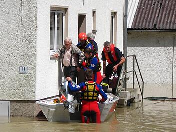 Die Wasserwacht bringt Menschen von einem Gehöft bei Natternberg in Sicherheit. Fotos: Wasserwacht