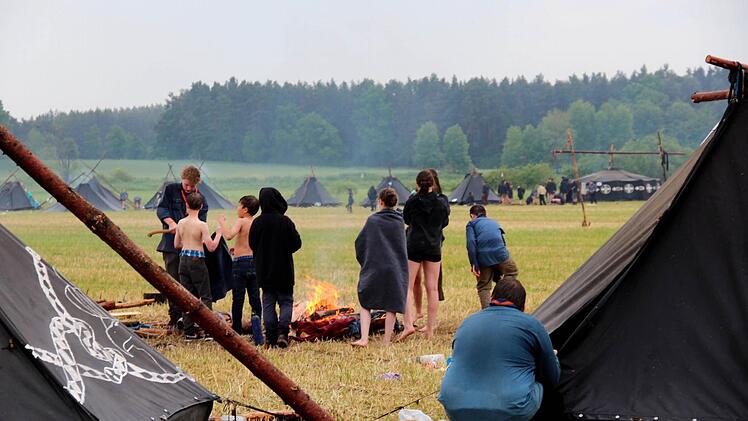 Nasse Kleider werden ausgezogen und getrocknet. Foto: Johanna Blum