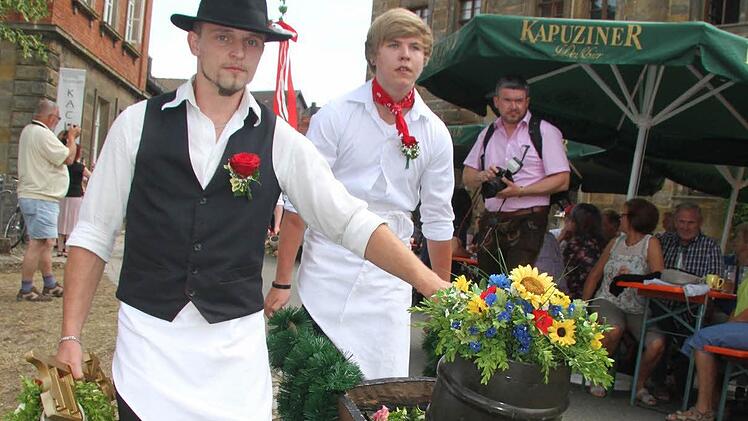 Natürlich hatten die Ortsburschen auch ein geschmücktes Fässla dabei. Foto: Sonja Adam