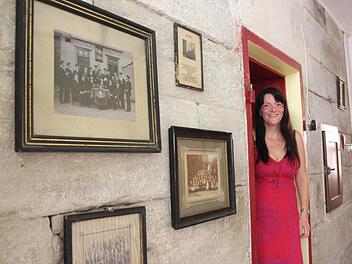 Die alten Bilder hat Evelyn Heil bei der Renovierung im Haus gefunden. Jetzt zieren sie den Flur. Foto: Sarah Dann