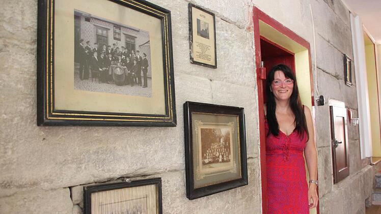 Die alten Bilder hat Evelyn Heil bei der Renovierung im Haus gefunden. Jetzt zieren sie den Flur. Foto: Sarah Dann