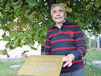 Zum 90. Geburtstag hat Thomas Münch ein Lindenbäumchen geschenkt bekommen, zum 95. wurde am Platz vor dem Feuerwehrhaus eine Tafel mit der Aufschrift "Thoma-Linde" angebracht. Heute feiert der noch rüstige Alladorfer seinen 100. Geburtstag.  Foto: Alexander Hartmann