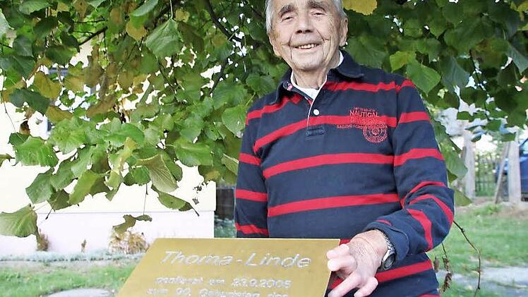Zum 90. Geburtstag hat Thomas Münch ein Lindenbäumchen geschenkt bekommen, zum 95. wurde am Platz vor dem Feuerwehrhaus eine Tafel mit der Aufschrift "Thoma-Linde" angebracht. Heute feiert der noch rüstige Alladorfer seinen 100. Geburtstag.  Foto: Alexander Hartmann