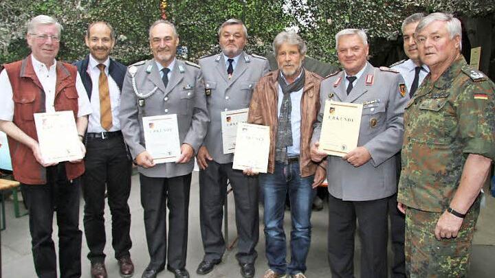 Die Kulmbacher Reservisten zeichneten beim Brunnenfest langjährige Mitglieder aus. Foto: Sonny Adam