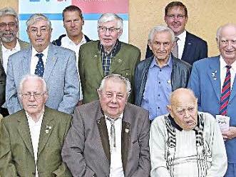 EVG-Bundesvorsitzender Alexander Kirchner (Mitte), Seniorenbeauftragter Erwin Schledz (Coburg) und Ortsverbandsvorsitzender Stephan Koße (links) mit dem 91-jährigen Senior Herbert Stelzner (sitzend) und Rolf Schmidt (Zweiter von links), denen EVG-Vorstandsmitglied Harald Schmid (Würzburg) Auszeichnungen für 70-jährige Treue zur Gewerkschaftsarbeit übergab Foto: Klaus Oelzner