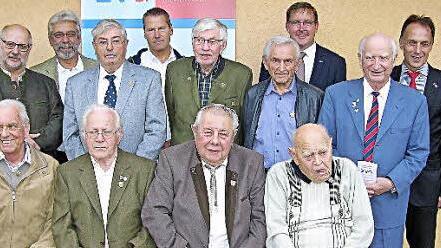 EVG-Bundesvorsitzender Alexander Kirchner (Mitte), Seniorenbeauftragter Erwin Schledz (Coburg) und Ortsverbandsvorsitzender Stephan Koße (links) mit dem 91-jährigen Senior Herbert Stelzner (sitzend) und Rolf Schmidt (Zweiter von links), denen EVG-Vorstandsmitglied Harald Schmid (Würzburg) Auszeichnungen für 70-jährige Treue zur Gewerkschaftsarbeit übergab Foto: Klaus Oelzner