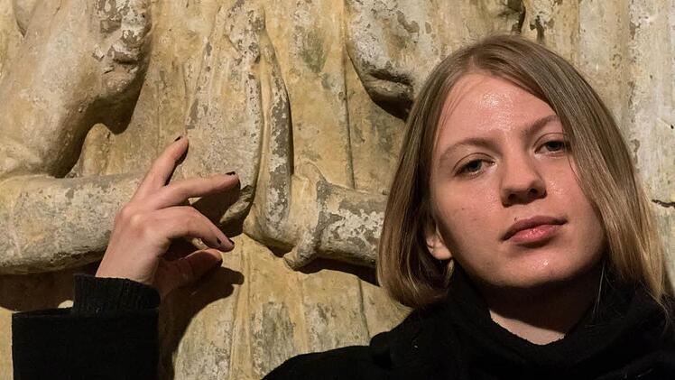 Margarethe Kollmer zeigt ab Sonntag Schottenstein ihre Video-Installation "Per Sie" (im Hintergrund eine historische Steinplatte im Turm der Pankratiuskirche). Foto: Jochen Berger