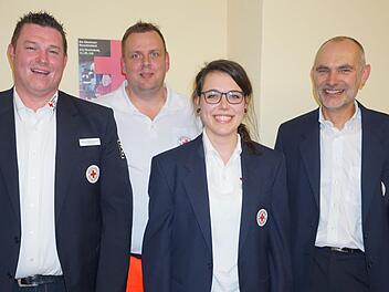 Theresa Pamp ist die neue Leiterin der BRK Bereitschaft Bischofsheim. Es gratulierten zur Neuwahl Kreisbereitschaftsleiter Bernd Roßmanith (links), der wieder gewählte stellvertretende Bereitschaftsleiter Michael Enders (2. von links) und Kreisgeschäftführer Hubert Kießner.