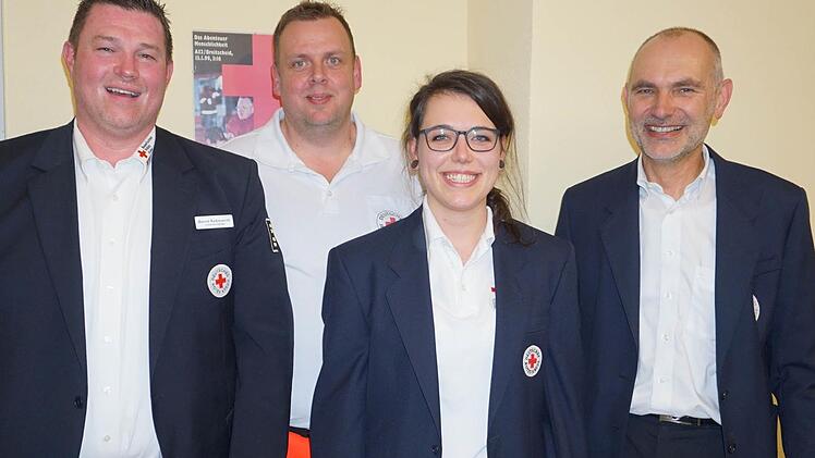 Theresa Pamp ist die neue Leiterin der BRK Bereitschaft Bischofsheim. Es gratulierten zur Neuwahl Kreisbereitschaftsleiter Bernd Roßmanith (links), der wieder gewählte stellvertretende Bereitschaftsleiter Michael Enders (2. von links) und Kreisgeschäftführer Hubert Kießner.