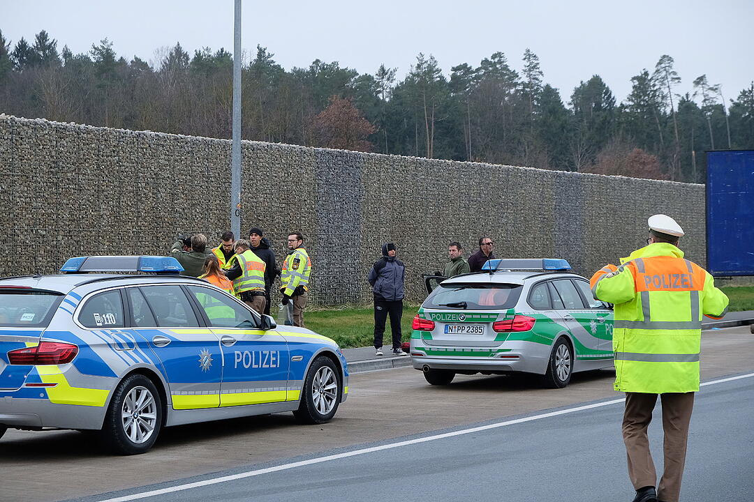 A6 im Kreis Ansbach: Klopfgeräusche aus dem Lkw – Polizei findet sechs Flüchtlinge