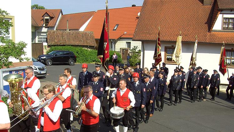 Mit Musik und Fahnen zogen die Ehrengäste zur Kirche. Foto: Udo Sell