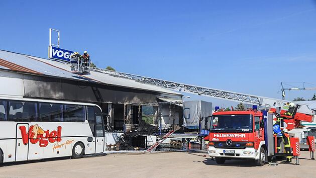 Ein brennender Bus in der Halle von Vogels Trucker-Treff in  Thurnau löste am Montagvormittag einen Großeinsatz der Feuerwehren aus. Foto: News 5/Merzbach